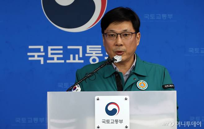 [세종=뉴시스] 강종민 기자 = 주종완 국토교통부 항공정책실장이 29일 정부세종청사에서 무안공항 항공기 사고 관련 브리핑을 하고 있다. 2024.12.29. ppkjm@newsis.com /사진=강종민