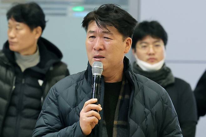 박한신 유가족협의회 대표가 30일 오후 전남 무안국제공항에서 제주항공 참사와 관련된 유가족 성명서를 읽고 있다./사진=뉴시스 /사진=김진아