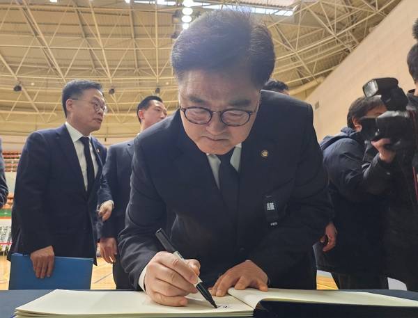 우원식 국회의장이 구가와 국회를 대표해 사과했다. 사진은 우원식 국회의장이 30일 오후 전남 무안군 양학리 무안종합스포츠파크에 위치한 합동분향소를 찾아 조문록을 남긴 모습. /사진=뉴스1