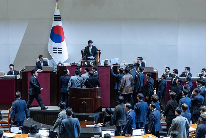 국민의힘과 더불어민주당의 지지율이 12·3 비상계엄 사태 이전 수준으로 회귀했다. 국민의힘이 제420회국회(임시회) 제2차 본회의에서 우원식 국회의장을 향해 한덕수 대통령 권한대행 국무총리 탄핵소추안 의결과 관련해 항의하는 모습. /사진=뉴스1
