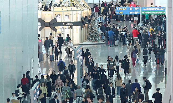 인천공항이 사람들로 붐비고 있다.[연합]