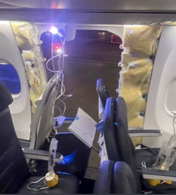 올해 1월 5일 177명을 태우고 미국 오리건주 포틀랜드를 출발한 알래스카 항공의 보잉 737 맥스9 여객기는 지상 1만6000피트(약 4880m) 상공에서 비상 출입구 쪽에 큰 구멍이 뚫려 비상착륙했다. [AP]