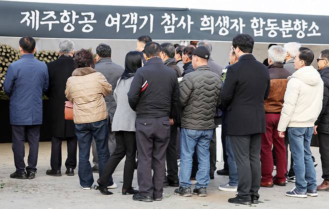(광주=연합뉴스) 정다움 기자 = 30일 오후 광주 동구 5·18 민주광장에 마련된 제주항공 여객기 참사 희생자 합동분향소에서 시민들이 추모하고 있다. 2024.12.30 daum@yna.co.kr