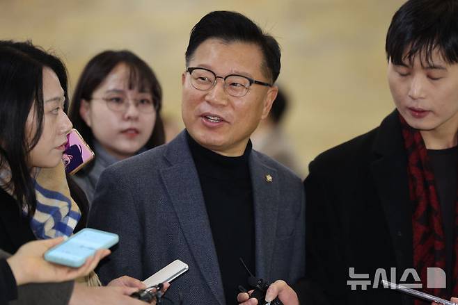 [서울=뉴시스] 권창회 기자 = 윤석열 대통령 탄핵소추안 표결날인 지난 14일 오전 서울 여의도 국회에서 열린 의원총회에서 이양수 국민의힘 의원이 의총장에 들어서고 있다. 2024.12.14. kch0523@newsis.com
