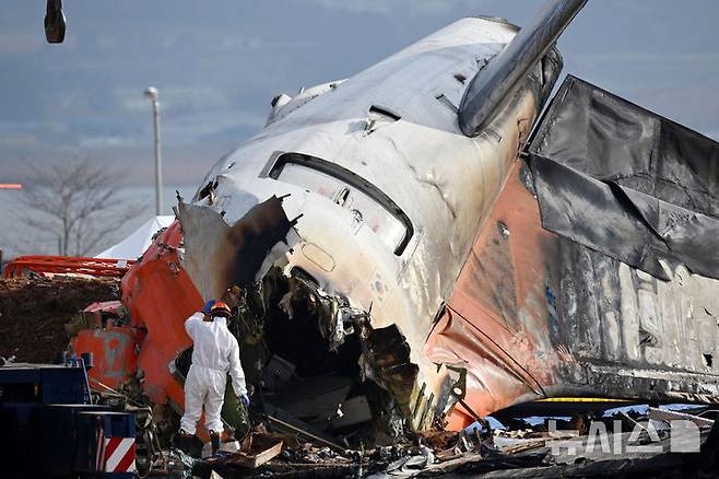[무안=뉴시스] 이영환 기자 = 30일 오전 전남 무안국제공항 제주항공 여객기 사고 현장에서 소방대원들이 수색작업을 하고 있다. (공동취재) 2024.12.30. 20hwan@newsis.com