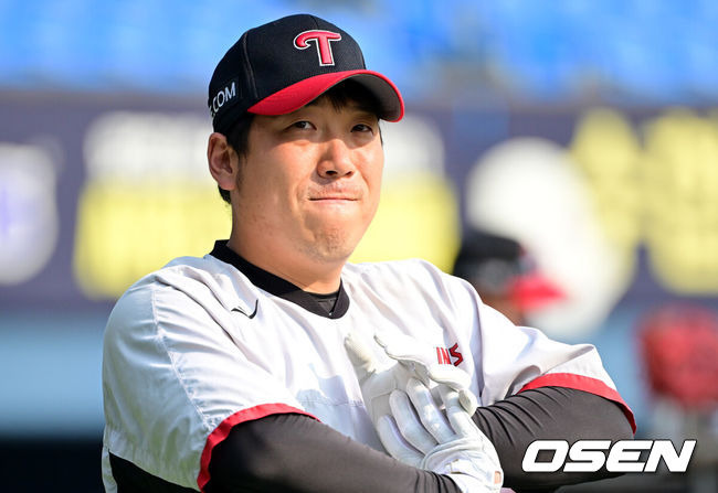 [OSEN=잠실, 조은정 기자]11일 서울 잠실야구장에서 ‘2024 신한 SOL뱅크 KBO 포스트시즌’ 준플레이오프 5차전 LG 트윈스와 KT 위즈의 경기가 열린다. 경기에 앞서 LG  김현수가 몸을 풀고 있다. 2024.10.11 /cej@osen.co.kr