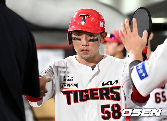 [OSEN=이대선 기자] KIA 서건창이 득점 후 덕아웃에서 동료들의 환영을 받고 있다. 2024.08.07 /sunday@osen.co.kr
