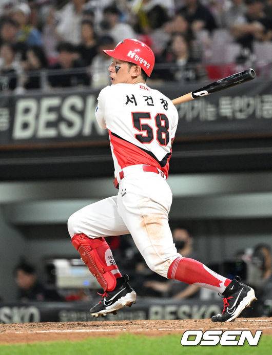 [OSEN=이대선 기자] KIA 서건창이 땅볼을 치고 있다. 2024.08.06 /sunday@osen.co.kr
