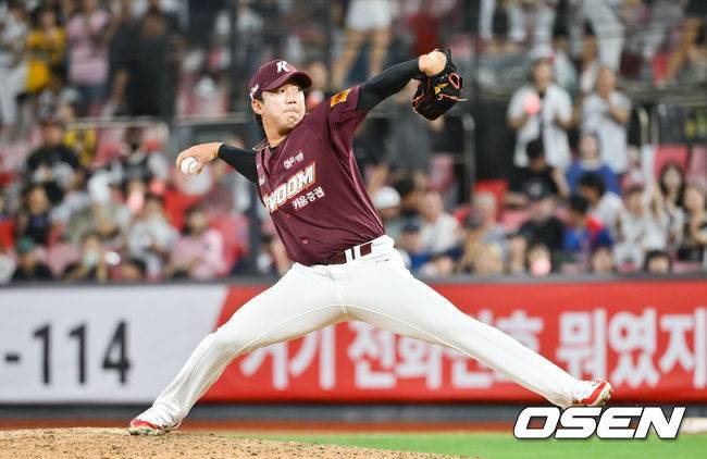 [OSEN=박준형 기자] 8회말 키움 문성현이 역투하고 있다.   2024.08.21 / soul1014@osen.co.kr