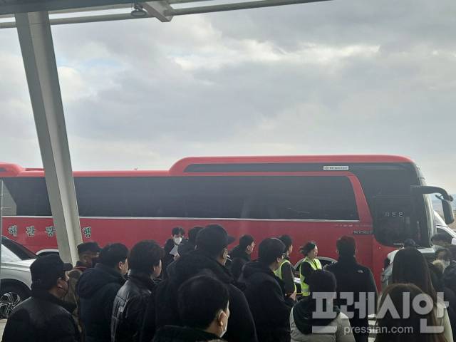 ▲무안국제공항 2층 입구에서 검시소 행 버스를 기다리는 유족들.2024.12.30ⓒ프레시안(김보현)