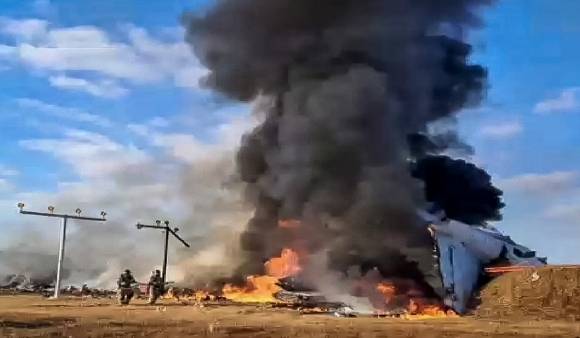 29일 오전 전남 무안국제공항에서 제주항공 여객기가 착륙하면서 공항 벽면에 부딪혀 폭발하는 사고가 발생했다.&nbsp;충돌 이후 거센 화염에 휩싸인 여객기 모습. 뉴스1