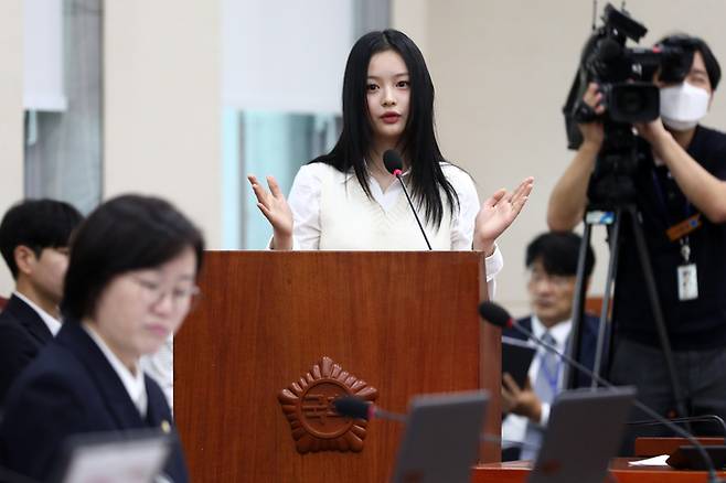 그룹 뉴진스 멤버 하니가 10월 15일 오후 서울 여의도 국회에서 열린 환경노동위원회의 경제사회노동위원회, 중앙노동위원회, 최저임금위원회 등에 대한 국정감사에 참고인 자격으로 출석해 의원 질문에 답변하고 있는 모습. 뉴시스