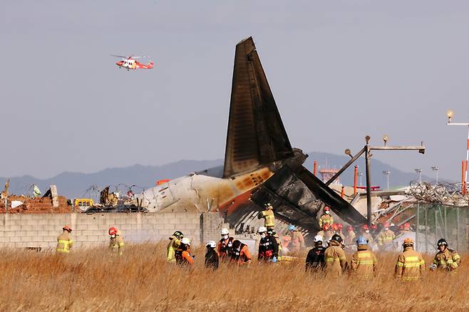 29일 오전 전남 무안국제공항 활주로에 여객기가 추락해 사고 수습이 이뤄지고 있다. 무안=뉴스1