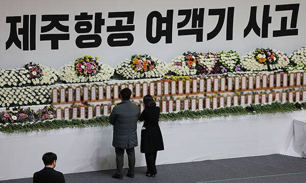 30일 오후 전남 무안군 무안스포츠파크에 마련된 제주항공 여객기 사고 합동분향소를 찾은 조문객이 희생자를 애도하고 있다. 연합뉴스