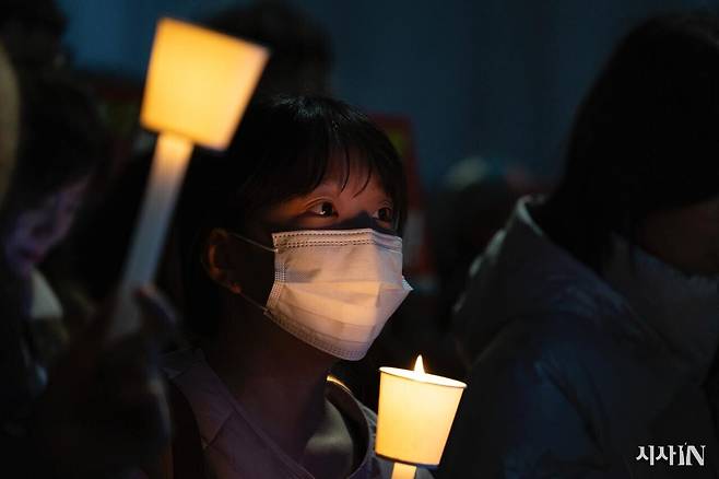 12월6일 국회 앞을 찾은 한 시민의 모습. 12·3 쿠데타 이후 시민들은 매일 밤 국회 앞에 모여 민주주의를 지켰다. ⓒ시사IN 이명익