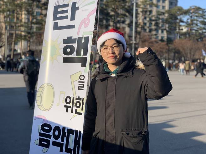 12월3일 밤부터 국회 앞 지킨 황인경씨(39·밴드 ‘전기뱀장어’ 뮤지션). ⓒ황인경 제공