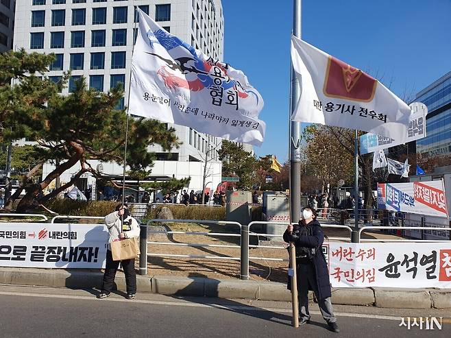 ‘대한 용기사 전우회’ 이 아무개씨(오른쪽·18·고등학생). ⓒ시사IN 차형석