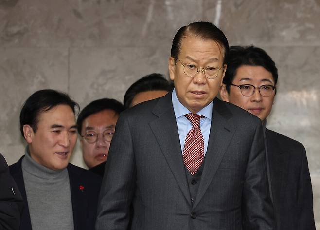 국민의힘 비상대책위원장으로 지명된 권영세 의원이 27일 오전 서울 여의도 국회에서 열린 비상의원총회에 참석하고 있다. ⓒ연합뉴스