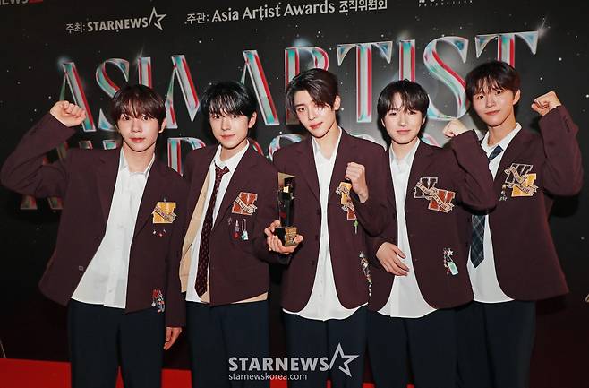 그룹 NCT 위시가 27일 오후 태국 방콕 임팩트 챌린저 홀 1-2(IMPACT Challenger Hall 1-2)에서 진행된 '제9회 아시아 아티스트 어워즈'(The 9th Asia Artist Awards, 이하 'AAA 2024')에서 AAA 포텐셜상을 수상한 뒤 포즈를 취하고 있다.  /사진=이동훈 photoguy@