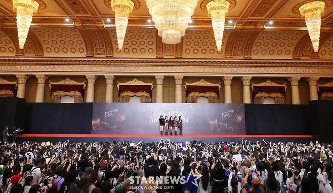 그룹 르세라핌이 27일 오후 태국 방콕 임팩트 챌린저 홀 1-2(IMPACT Challenger Hall 1-2)에서 진행된 '제 9회 아시아 아티스트 어워즈'(The 9th Asia Artist Awards, 이하 'AAA 2024')' 레드카펫 행사에 참석해 포즈를 취하고 있다. 2024.12.27 /사진=김창현 chmt@