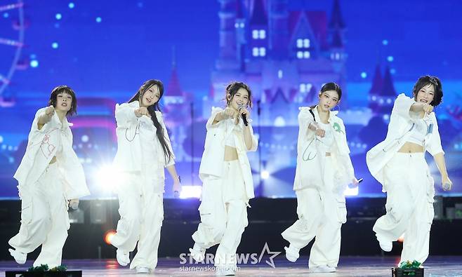 걸그룹 뉴진스가 27일 오후 태국 방콕 임팩트 챌린저 홀 1-2(IMPACT Challenger Hall 1-2)에서 진행된 '제 9회 아시아 아티스트 어워즈'(The 9th Asia Artist Awards, 이하 'AAA 2024')'에 참석해 멋진 무대를 선보이고 있다. 2024.12.27 /사진=김창현 chmt@