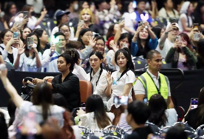 그룹 뉴진스가 27일 오후 태국 방콕 임팩트 챌린저 홀 1-2(IMPACT Challenger Hall 1-2)에서 열린 '제 9회 아시아 아티스트 어워즈'(The 9th Asia Artist Awards')' 레드카펫 행사에 버기카를 타고 팬들과 인사를 나누고 있다. /사진=임성균 tjdrbs23@