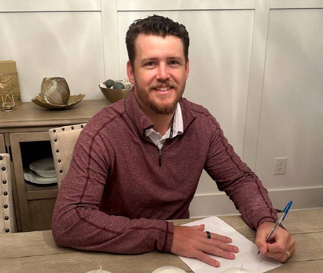 두산 베어스와 계약서를 쓰고 있는 콜 어빈. /사진=두산 베어스 제공