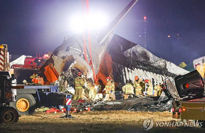 밤늦게 이어지는 무안 제주항공 사고 여객기 수습작업 (무안=연합뉴스) 서대연 기자 = 29일 오후 전남 무안군 무안국제공항에서 발생한 제주항공 여객기 충돌 폭발 사고 현장에서 파손된 기체 후미 수색 등 작업이 이어지고 있다. 2024.12.29 dwise@yna.co.kr