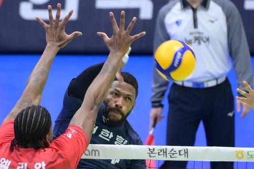 공격하는 대한항공의 요스바니(중앙) [한국배구연맹 제공. 재판매 및 DB 금지]
