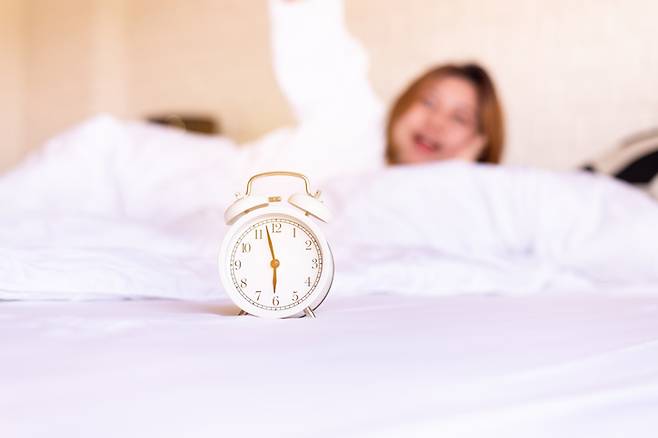 일찍 일어나는 것은 단순한 습관을 넘어 하루를 더 가치 있게 만드는 열쇠다. [사진=게티이미지뱅크]