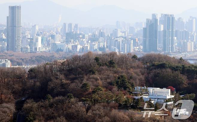 27일 서울 한남동 윤석열 대통령 관저에 적막감이 돌고 있다. 이날 윤석열 대통령의 탄핵심판 사건 첫 재판이 열린다. 헌법재판소는 오후 2시 헌재 소심판정에서 첫 번째 변론준비기일을 연다. 수명재판관인 정형식·이미선 재판관이 기일을 진행할 방침이다.본격적인 변론에 앞서 사건의 쟁점과 증거 등을 종합·정리하고 향후 심리 계획을 세우는 절차다. 2024.12.27/뉴스1 ⓒ News1 김명섭 기자