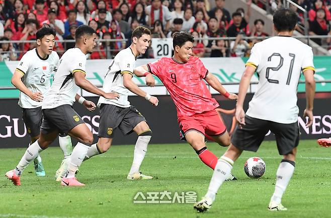 축구국가대표팀의 주민규(오른쪽 둘째)가 지난 6월11일 서월월드컵경기장에서 열린 월드컵 아시아 지역 예선 중국과의 경기에서 슛을 하고 있다. 박진업 기자 upandup@sportsseoul.com