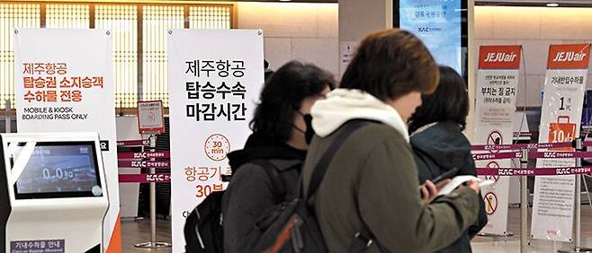 텅 빈 제주항공 탑승 수속 부스 - 30일 오전 서울 강서구 김포국제공항 국내선 청사. 제주항공의 탑승 수속 부스가 한산한 모습이다. 무안국제공항 참사가 발생한 29일부터 30일 오후 1시까지 제주항공의 예약 약 6만8000건이 취소됐다. /고운호 기자