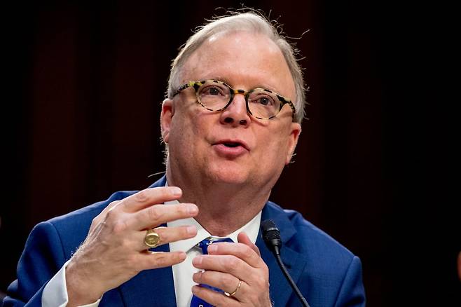 로버트 섬월트 전 미국 연방교통위원회(NTSB) 위원장이 재임 중이던 2019년 상원 청문회에서 증언을 하고 있다. /AP 연합뉴스