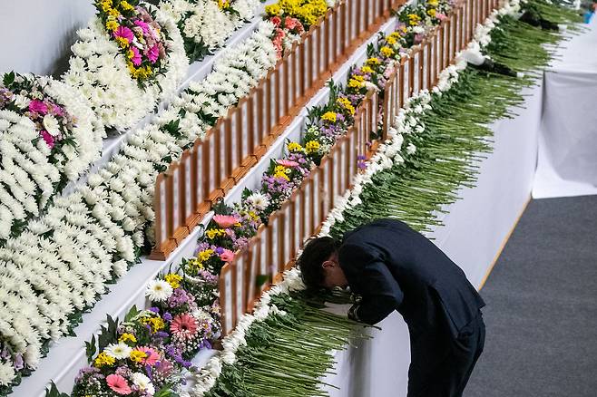 30일 오후 전남 무안종합 스포츠파크에 마련된 제주항공 7C2216편 희생자 합동 분향소에서 방문객이 고인을 추모하고 있다. / 장련성 기자