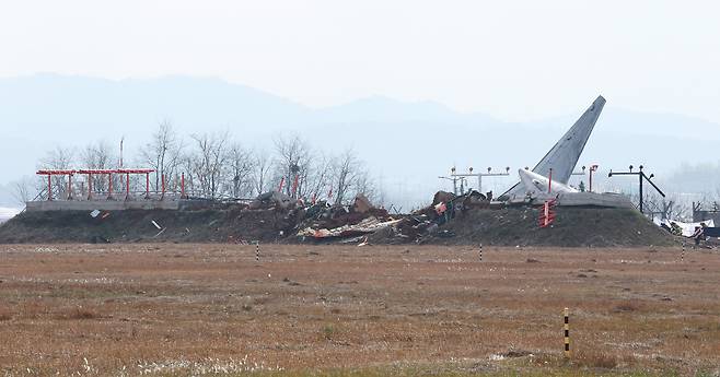지난 30일 전남 무안군 무안국제공항 활주로 인근의 로컬라이저가 전날 제주항공 여객기와의 충돌 여파로 파손돼 있다. /장련성 기자