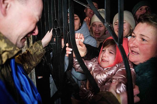 30일(현지 시각) 러시아와 우크라이나 포로 교환으로 풀려난 우크라이나 군인이 딸과 재회하며 울고 있다. /AP 연합뉴스