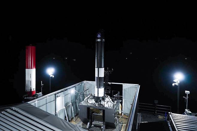 페리지에어로스페이스의 준궤도 시험발사체가 해상발사플랫폼에서 대기하고 있다. 페리지에어로스페이스는 과학기술정보통신부에서 국가전략기술 연구개발(R&D) 확인을 받았다. 과기정통부는 내년부터 본격적으로 국가전략기술 확인제도의 혜택을 강화하기 위한 준비를 하고 있다./페리지에어로스페이스