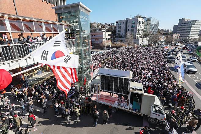 헌정사상 처음으로 현직 대통령에 대한 체포영장이 발부된 31일 오후 서울 용산구 한남동 대통령 관저 인근에서 윤석열 대통령 지지자들이 윤 대통령에 대한 법원의 체포영장 발부 규탄 집회를 하고 있다. /뉴스1