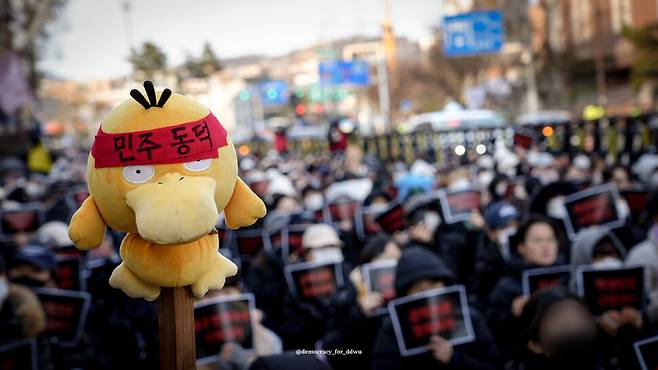 27일 오후 서울 종로구 혜화역 4번 출구 근처에서 ‘민주 없는 민주동덕’ 집회가 열렸다. 동덕여대 중앙동아리 8곳 연합 제공