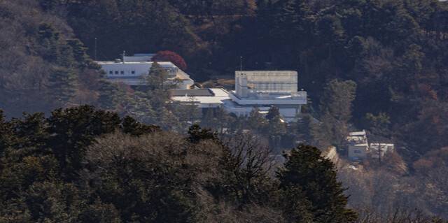 12·3 내란 수괴 혐의로 윤석열 대통령에 대한 체포영장이 발부된 31일 서울 중구 남산에서 바라본 서울 용산구 한남동 대통령 관저의 모습. 연합뉴스