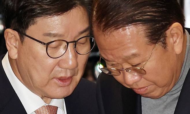 권성동 국민의힘 원내대표가 지난 26일 국회에서 열린 국민의힘 의원총회에 입장하며 비상대책위원장으로 지명된 권영세 의원과 대화하고 있다. 연합뉴스