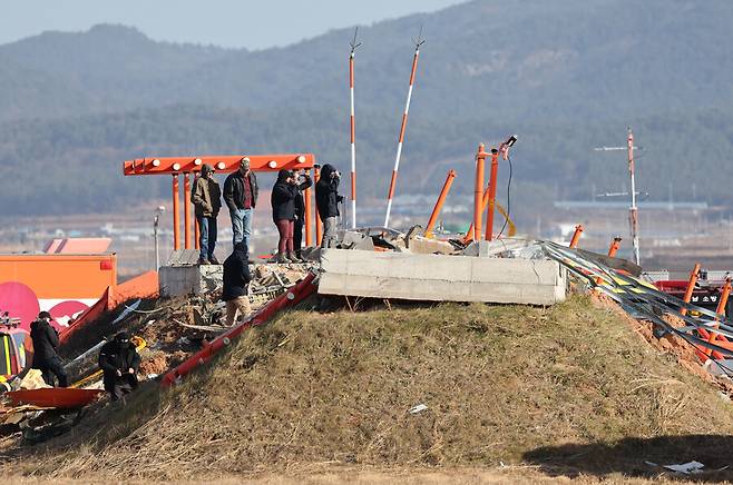31일 오후 전남 무안군 무안국제공항 제주항공 참사 현장에서 미국 국가교통안전위원회(NTSB) 관계자들을 비롯한 한미합동조사단이 기체와 착륙 유도 시설의 하나인 방위각제공시설(로컬라이저) 둔덕 등을 살펴보고 있다. 김영원 기자 forever@hani.co.kr