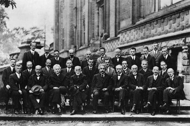 1927년 5차 솔베이 회의 기념사진. 사진을 찍은 29명의 과학자 중 17명이 노벨상 수상자다. 앞줄에는 막스 플랑크, 마리 퀴리, 알베르트 아인슈타인(오른쪽 다섯 번째)이, 가운뎃줄에는 루이 드브로이와 닐스 보어가, 뒷줄에는 에르빈 슈뢰딩거, 베르너 하이젠베르크의 모습이 보인다. 한국일보 자료사진