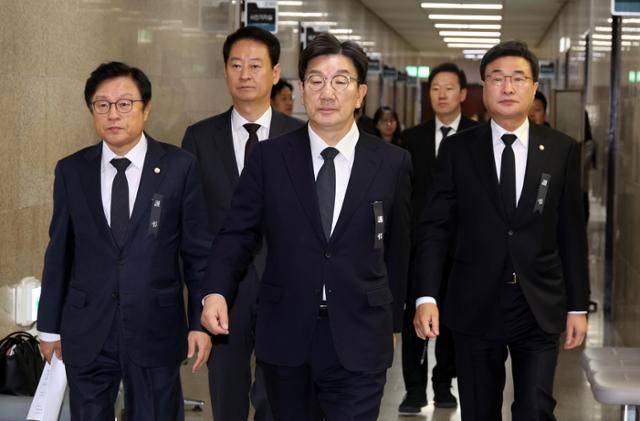 권성동(가운데) 국민의힘 원내대표가 31일 오전 서울 여의도 국회에서 열린 비공개 원내대책회의에 참석하고 있다. 뉴시스