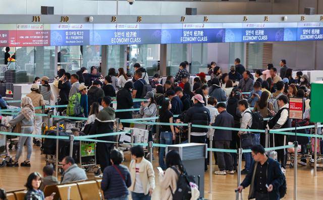 지난 11월 인천국제공항 제1여객터미널이 여행객 등으로 붐비고 있다. 영종도=연합뉴스