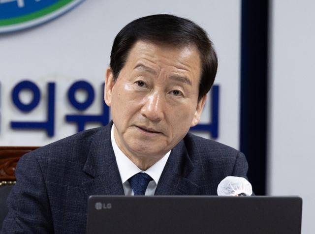 류희림 방송통신심의위원회 위원장이 4월 16일 오전 서울 양천구 방송통신심의위원회에서 열린 제13차 방송심의소위원회 임시회의를 주재하고 있다. 뉴스1