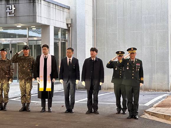이준석(중앙) 개혁신당 의원이 31일 김상욱 국민의힘 의원과 함께 경기 성남시 국군수도병원에서 진행된 고(故) 김도현 일병 영결식에 참석했다. [사진=이준석 국회의원실]