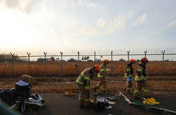 제주항공 참사 유가족을 향해 "보상금 생각에 싱글벙글일 듯"이라는 모욕성 글을 온라인 커뮤니티에 올린 작성자에 대해 경찰이 수사에 나섰다. 사진은 지난 30일 오후 전남 무안군 무안국제공항 제주항공 여객기 참사 현장에서 소방대원들이 수색을 하고 있는 모습. [사진=연합뉴스]