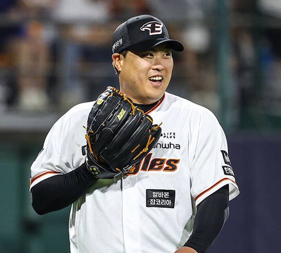 새해 일본 오키나와에 차릴 ‘미니 캠프’에 한화 후배 투수들과 동행하는 류현진. [사진 한화 이글스]